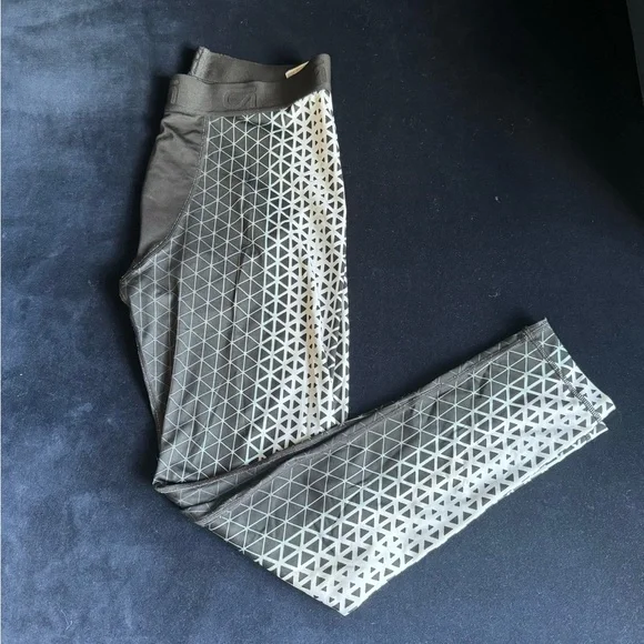 GapFit Compression Tights - Picture 3 of 8